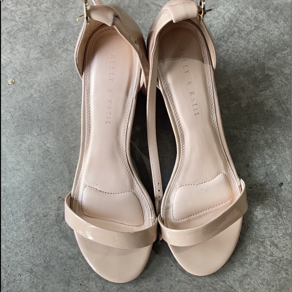 Women’s pumps only worn a few times